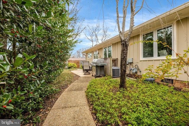 2806 OAKTON MANOR CT, Oakton, VA 22124