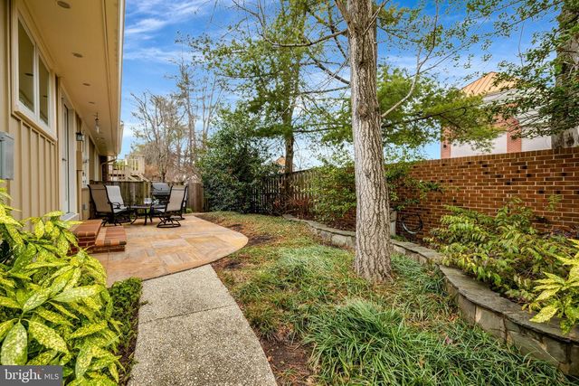 2806 OAKTON MANOR CT, Oakton, VA 22124