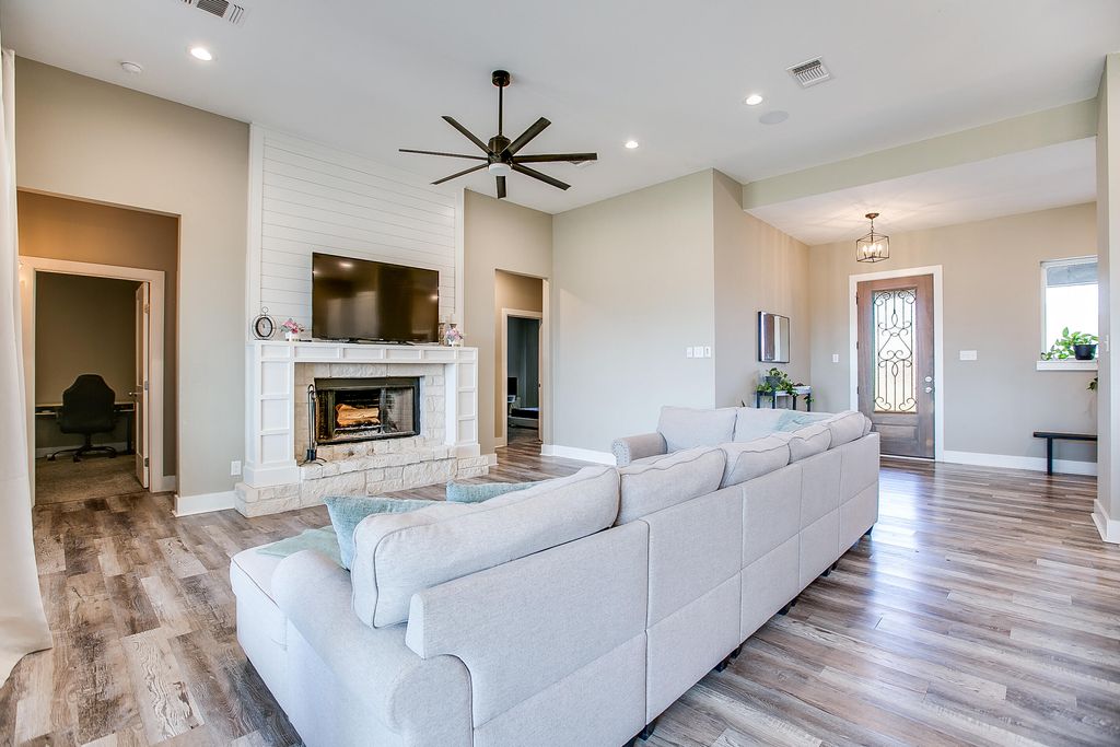 Image 9 of property listing at 211 Calypso Lane, San Angelo, TX 76905