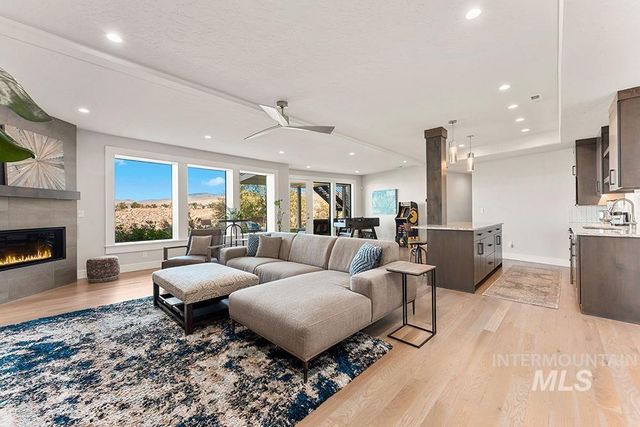 768 E Orion Dr, Boise, ID 83702