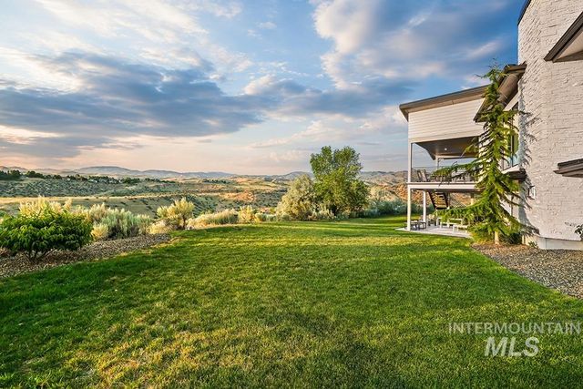 768 E Orion Dr, Boise, ID 83702