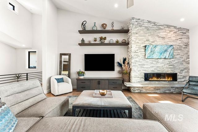 768 E Orion Dr, Boise, ID 83702