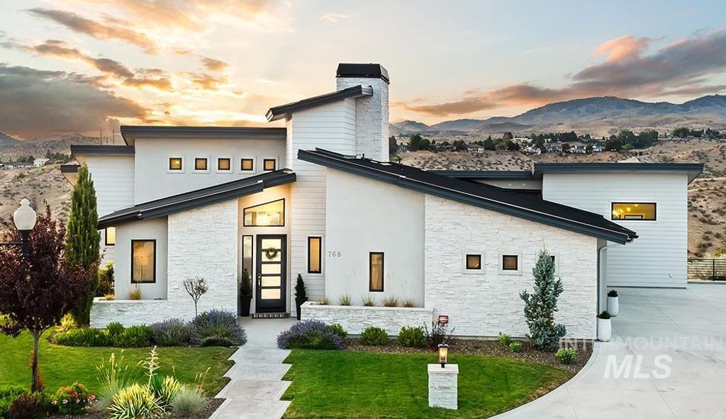 768 E Orion Dr, Boise, ID 83702