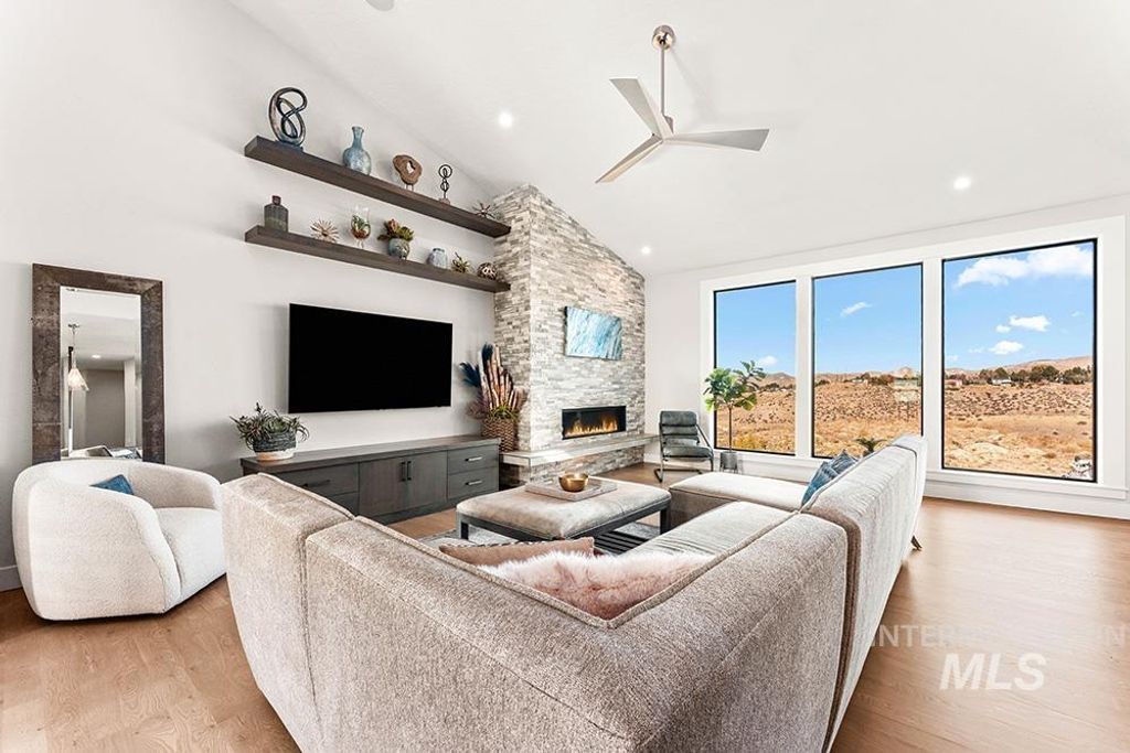 768 E Orion Dr, Boise, ID 83702 photo 2