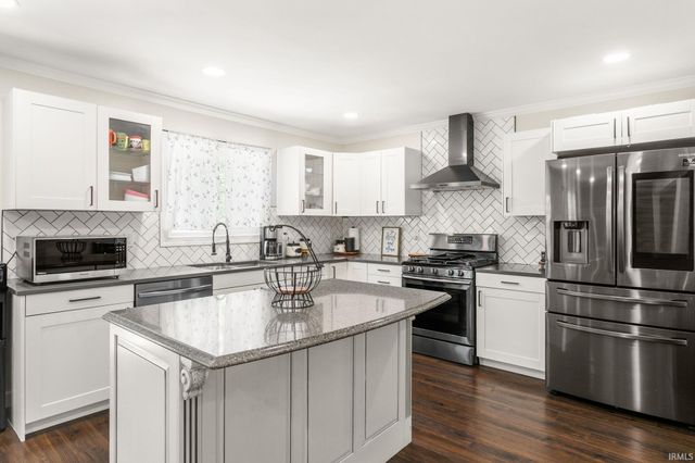 19537 Oakdale Avenue, South Bend, IN 46637
