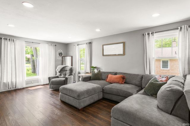 19537 Oakdale Avenue, South Bend, IN 46637