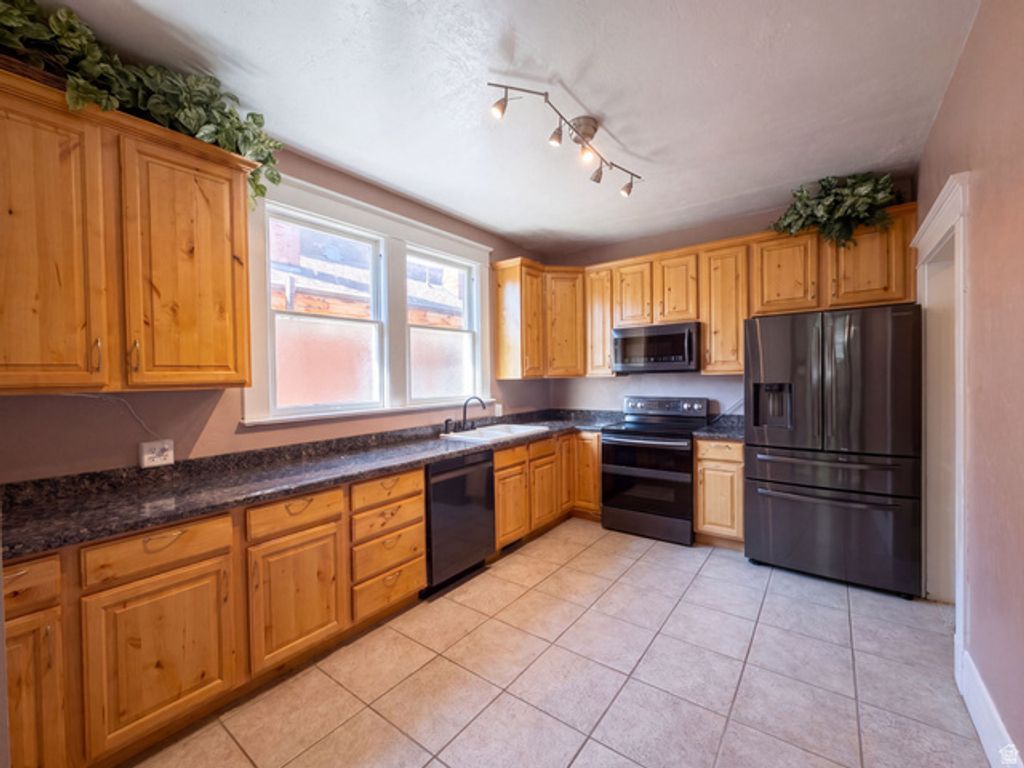 384 E ST, Salt Lake City, UT 84103 — photo 2