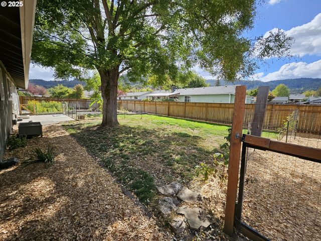 3127 W CHATEAU Ave, Roseburg, OR 97471