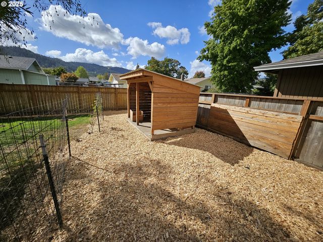 3127 W CHATEAU Ave, Roseburg, OR 97471