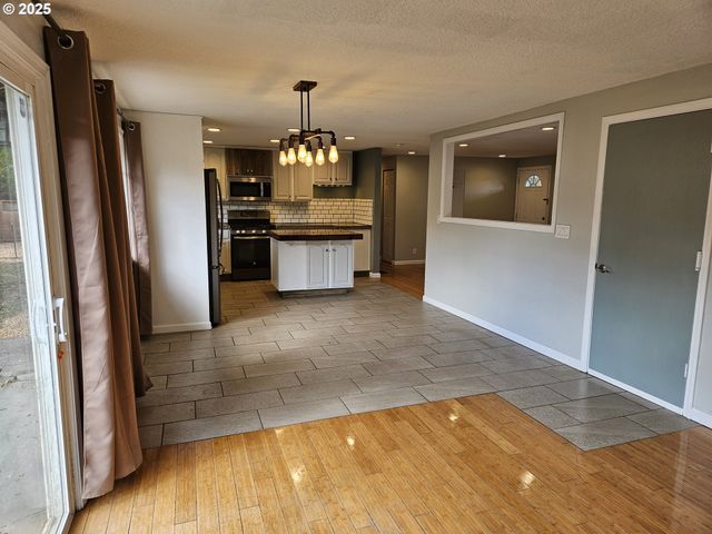 3127 W CHATEAU Ave, Roseburg, OR 97471