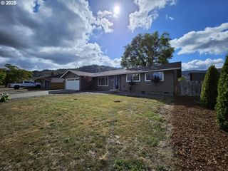 3127 W CHATEAU Ave, Roseburg, OR 97471