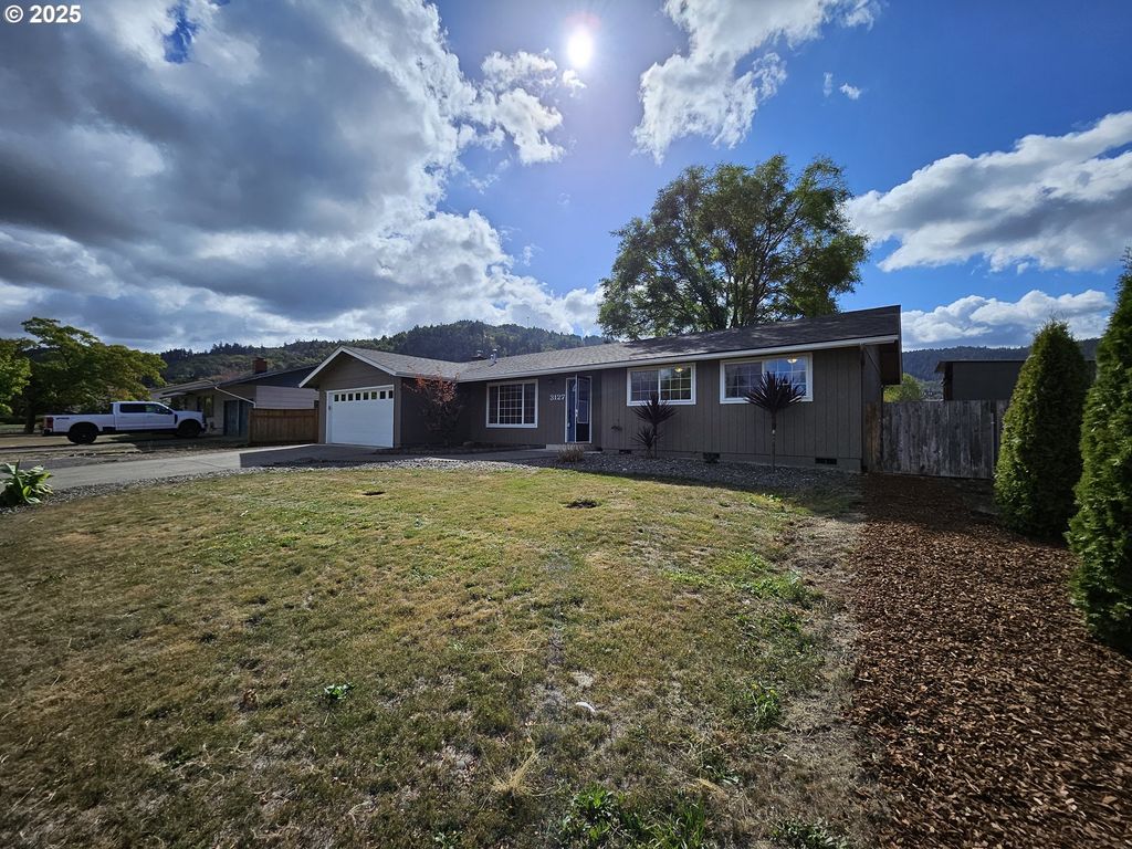 3127 W CHATEAU Ave, Roseburg, OR 97471
