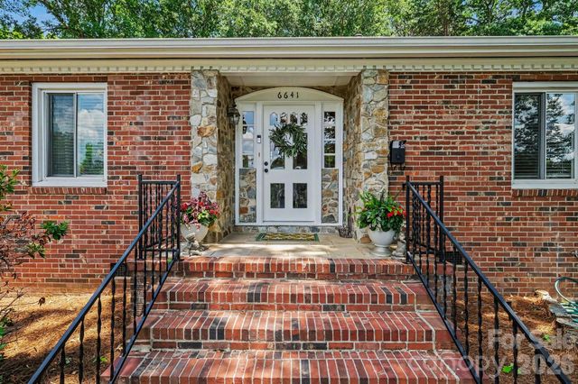 6641 Brookmeade Drive, Charlotte, NC 28226