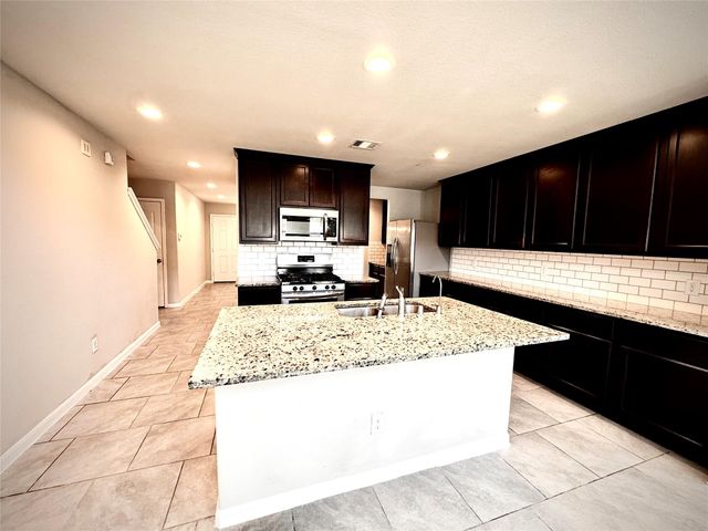 8210 Oakleaf Meadow Court, Rosharon, TX 77583