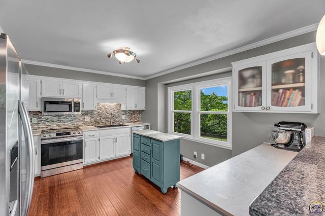 2324 SW 34th ST, Topeka, KS 66611
