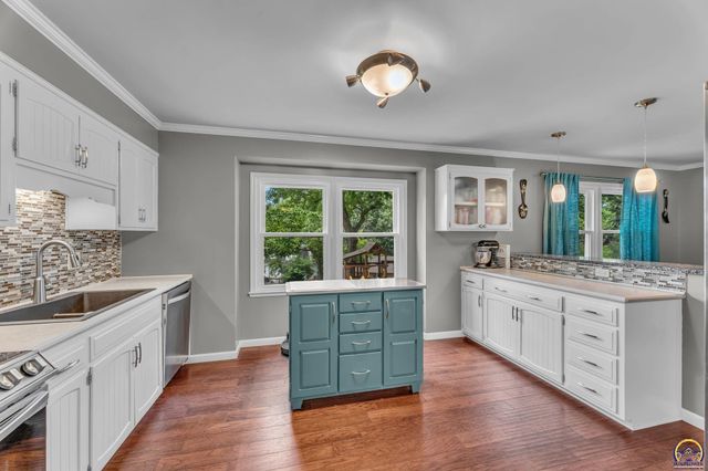 2324 SW 34th ST, Topeka, KS 66611