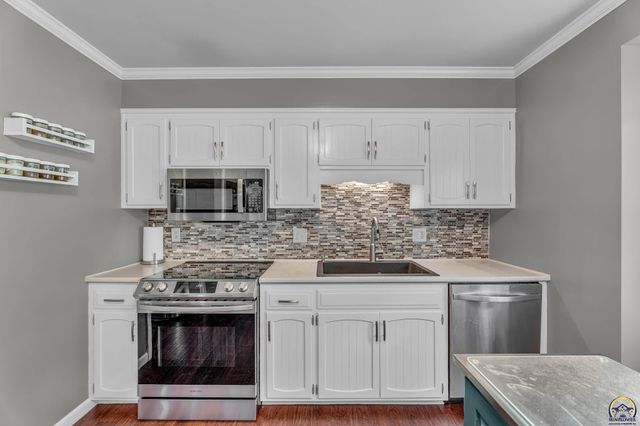2324 SW 34th ST, Topeka, KS 66611