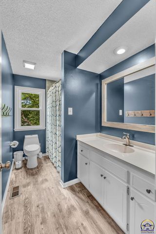 2324 SW 34th ST, Topeka, KS 66611