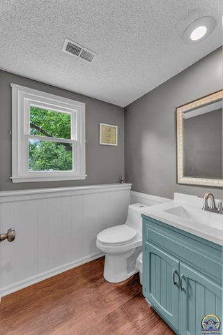2324 SW 34th ST, Topeka, KS 66611