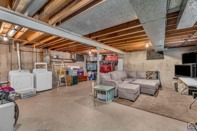 2324 SW 34th ST, Topeka, KS 66611