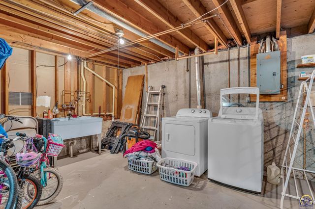 2324 SW 34th ST, Topeka, KS 66611