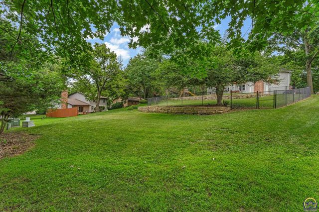 2324 SW 34th ST, Topeka, KS 66611