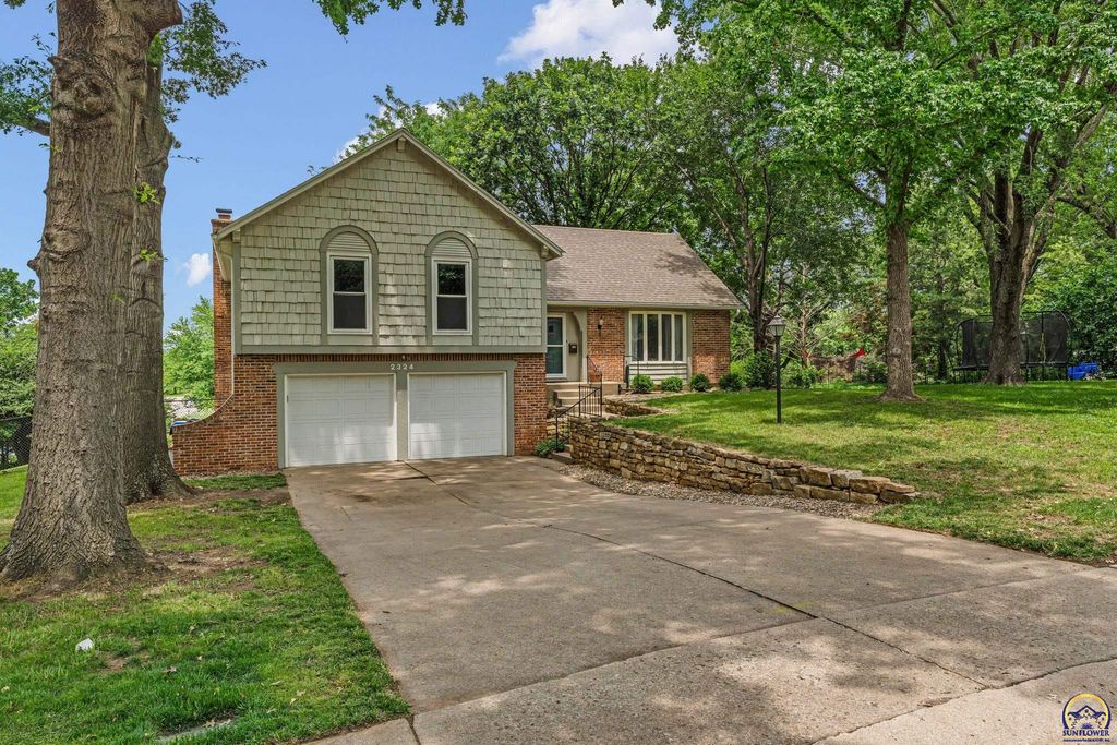 2324 SW 34th ST, Topeka, KS 66611