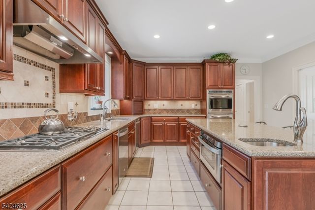 8 Waldron Dr, Bridgewater Twp., NJ 08836