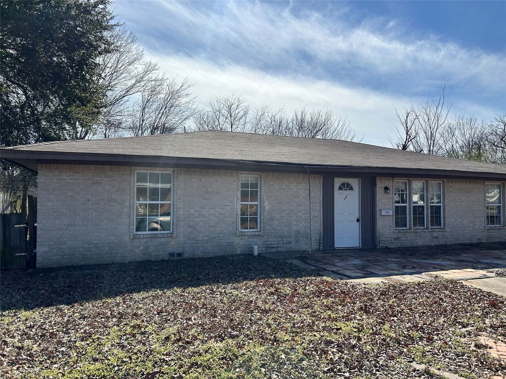 103 E Cayuga Drive, Athens, TX 75751
