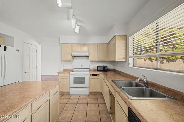 2031 E PARKSIDE Lane, Phoenix, AZ 85024