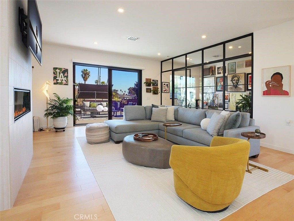 Image 10 of property listing at 4756 Keniston Avenue, Los Angeles, CA 90043