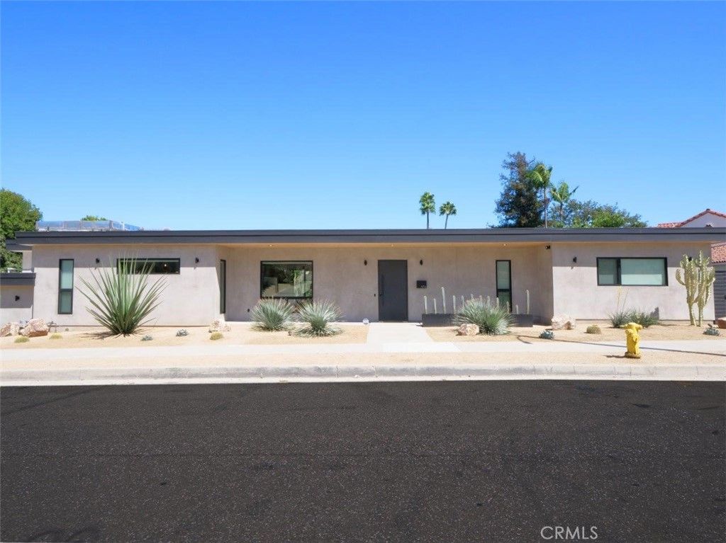 Image 2 of property listing at 4756 Keniston Avenue, Los Angeles, CA 90043