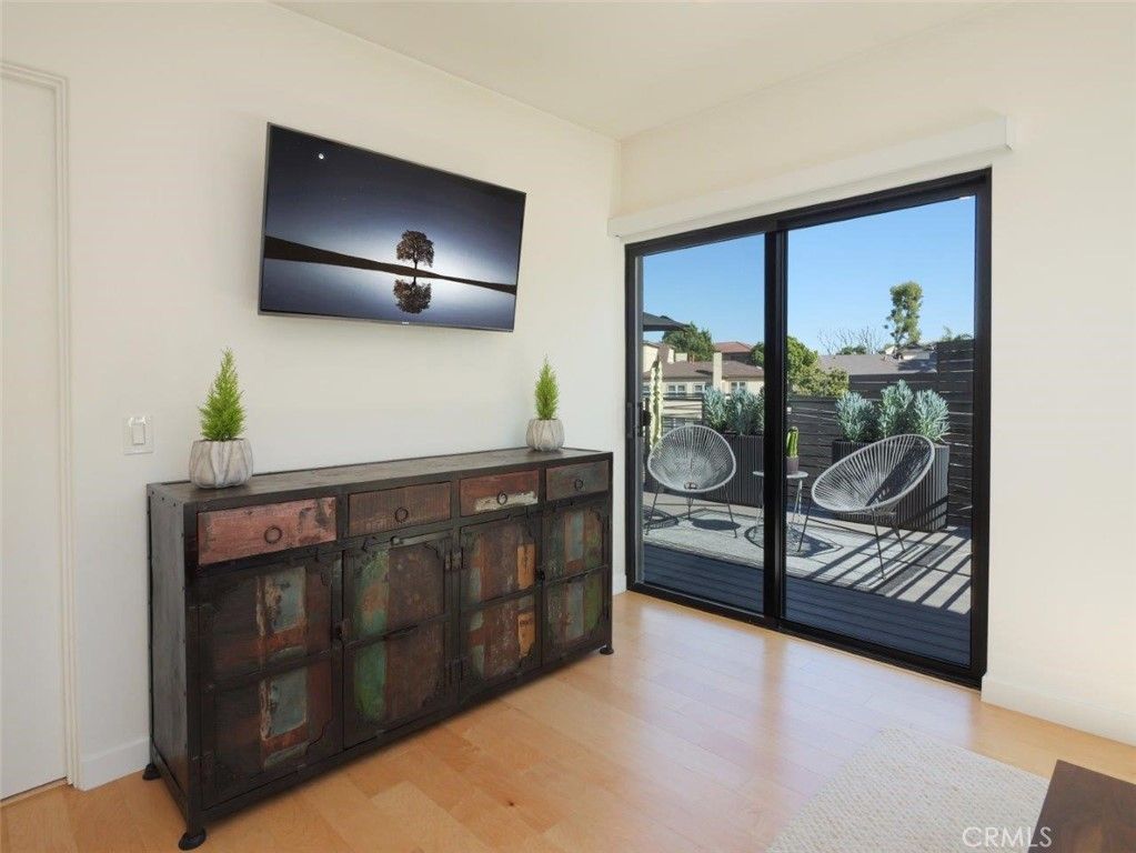 Image 31 of property listing at 4756 Keniston Avenue, Los Angeles, CA 90043