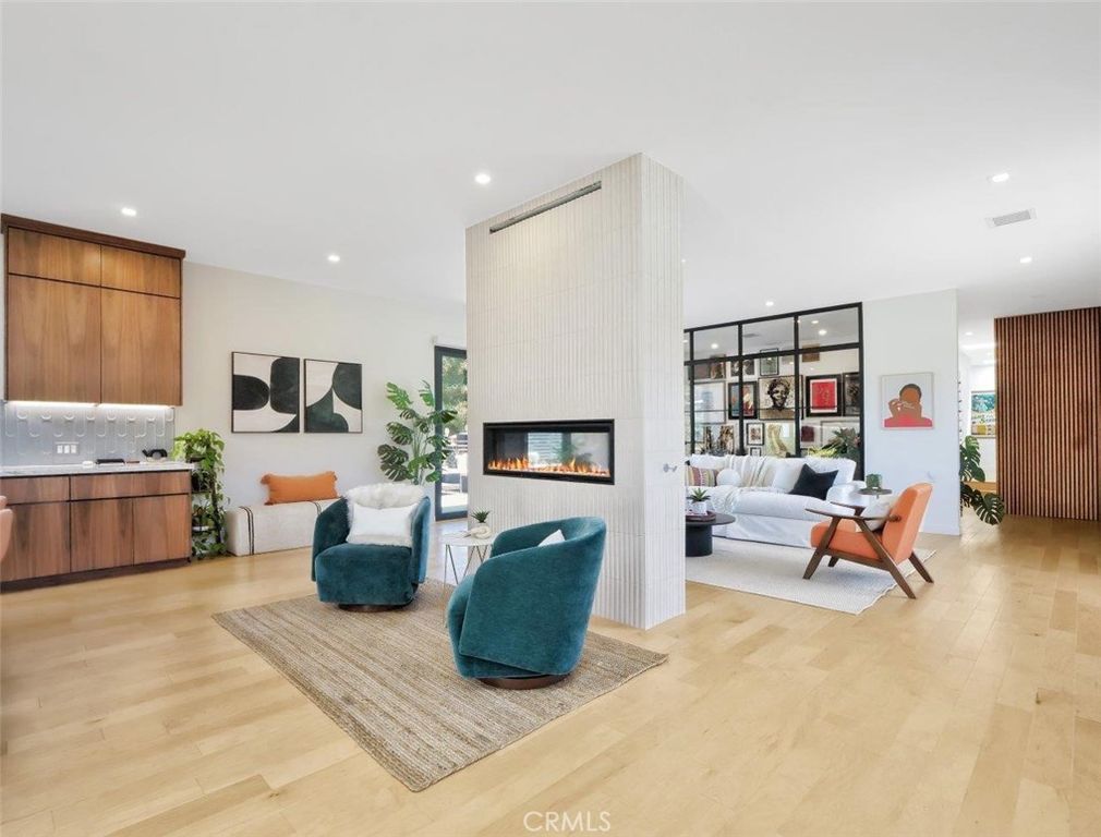 Image 4 of property listing at 4756 Keniston Avenue, Los Angeles, CA 90043