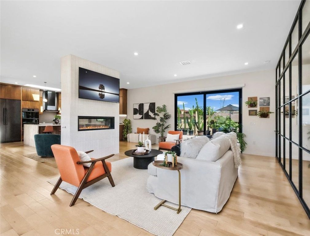 Image 5 of property listing at 4756 Keniston Avenue, Los Angeles, CA 90043