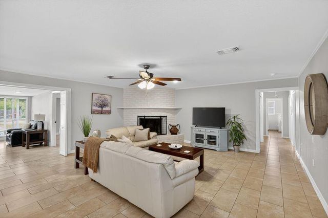 115 S Cedar Street, Lake Jackson, TX 77566