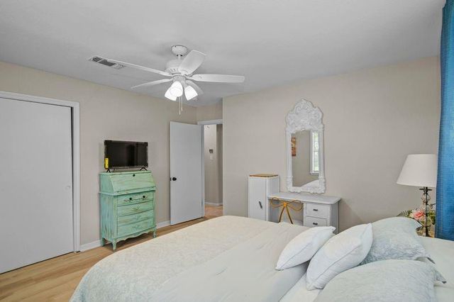 115 S Cedar Street, Lake Jackson, TX 77566