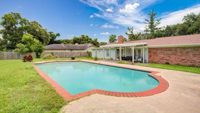 115 S Cedar Street, Lake Jackson, TX 77566