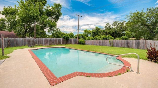 115 S Cedar Street, Lake Jackson, TX 77566
