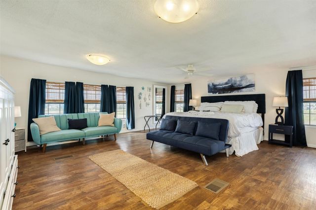 922 Seashell Drive, Freeport, TX 77541
