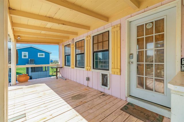 922 Seashell Drive, Freeport, TX 77541