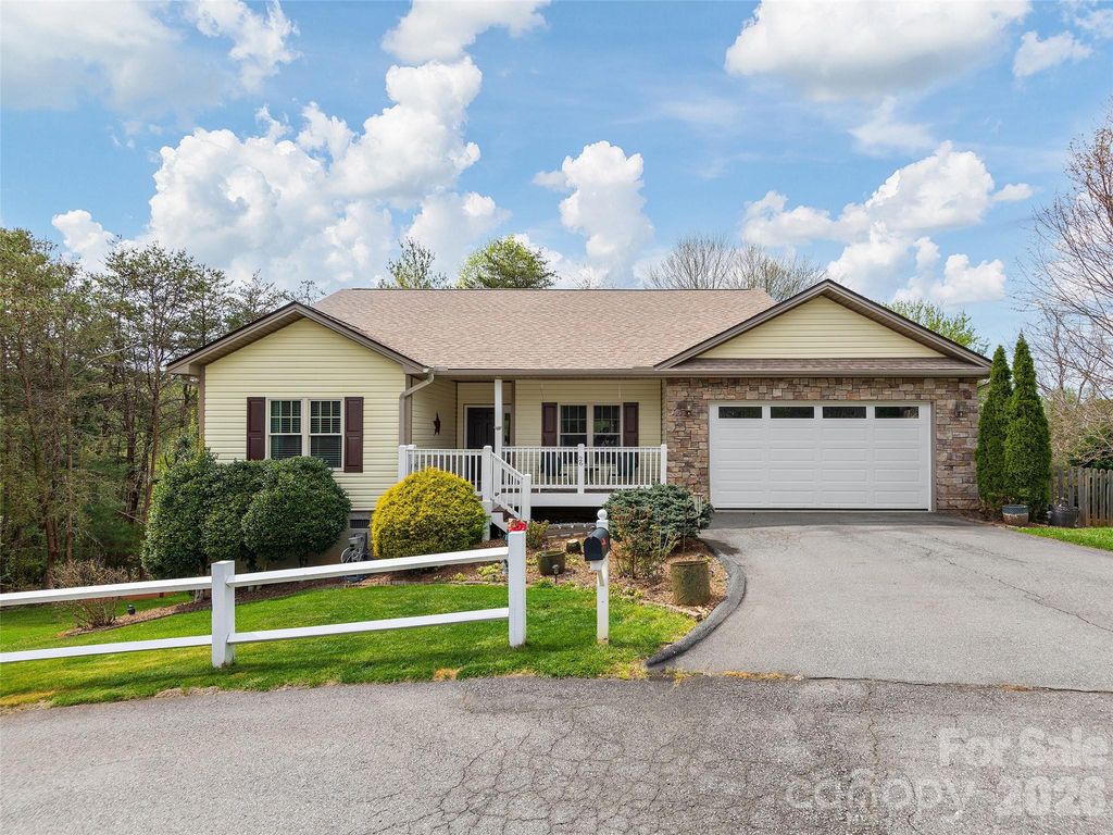 26 Lancaster Lane, Weaverville, NC 28787