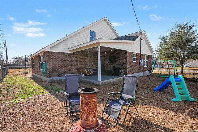 1015 Verbena Loop, Floresville, TX 78114