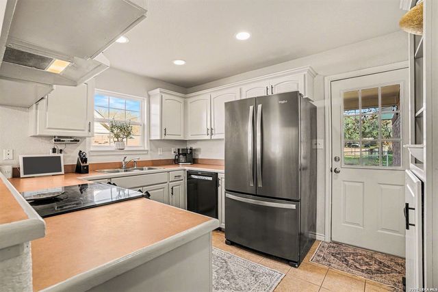 1015 Verbena Loop, Floresville, TX 78114