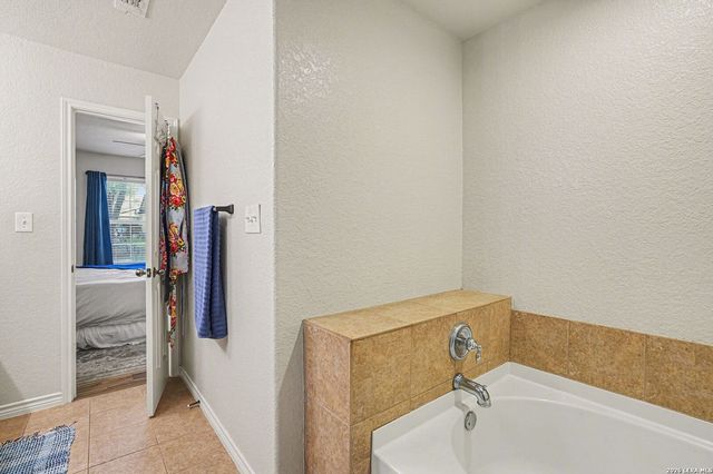 1015 Verbena Loop, Floresville, TX 78114