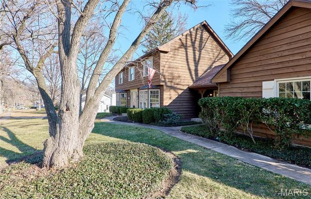 1652 Featherstone Drive, Town And Country, MO 63131