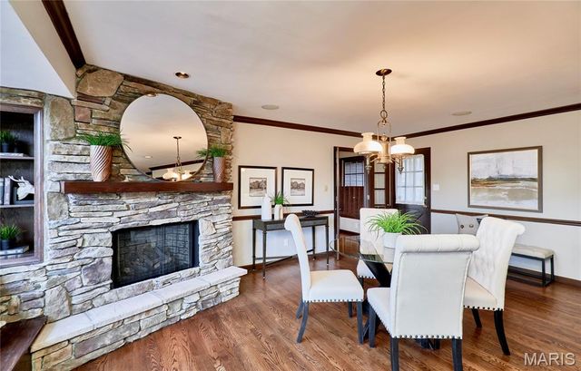 1652 Featherstone Drive, Town And Country, MO 63131