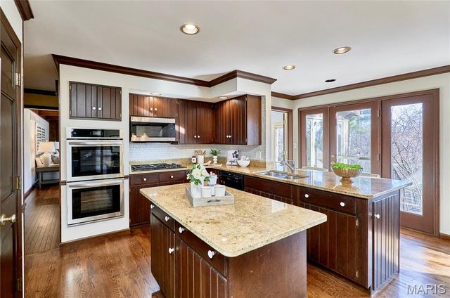 1652 Featherstone Drive, Town And Country, MO 63131