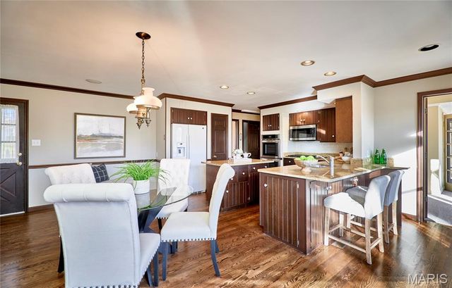 1652 Featherstone Drive, Town And Country, MO 63131