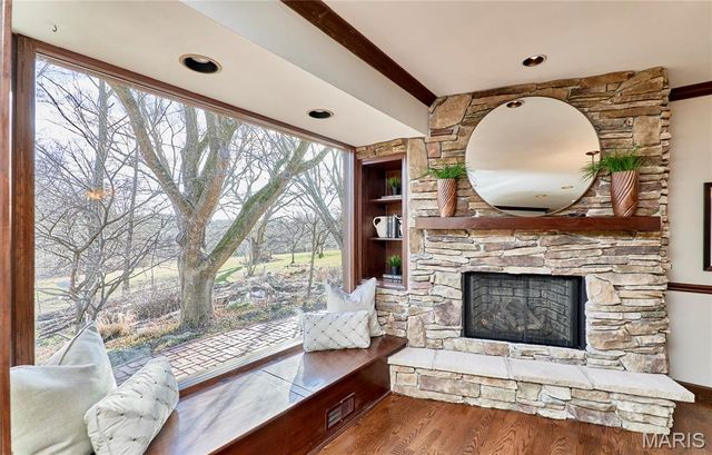 1652 Featherstone Drive, Town And Country, MO 63131